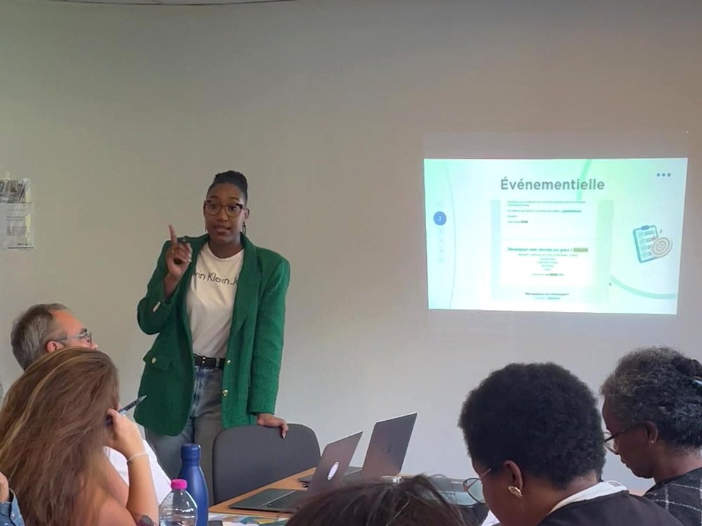 Doria Dacien en animation de formation, face à un groupe de participants